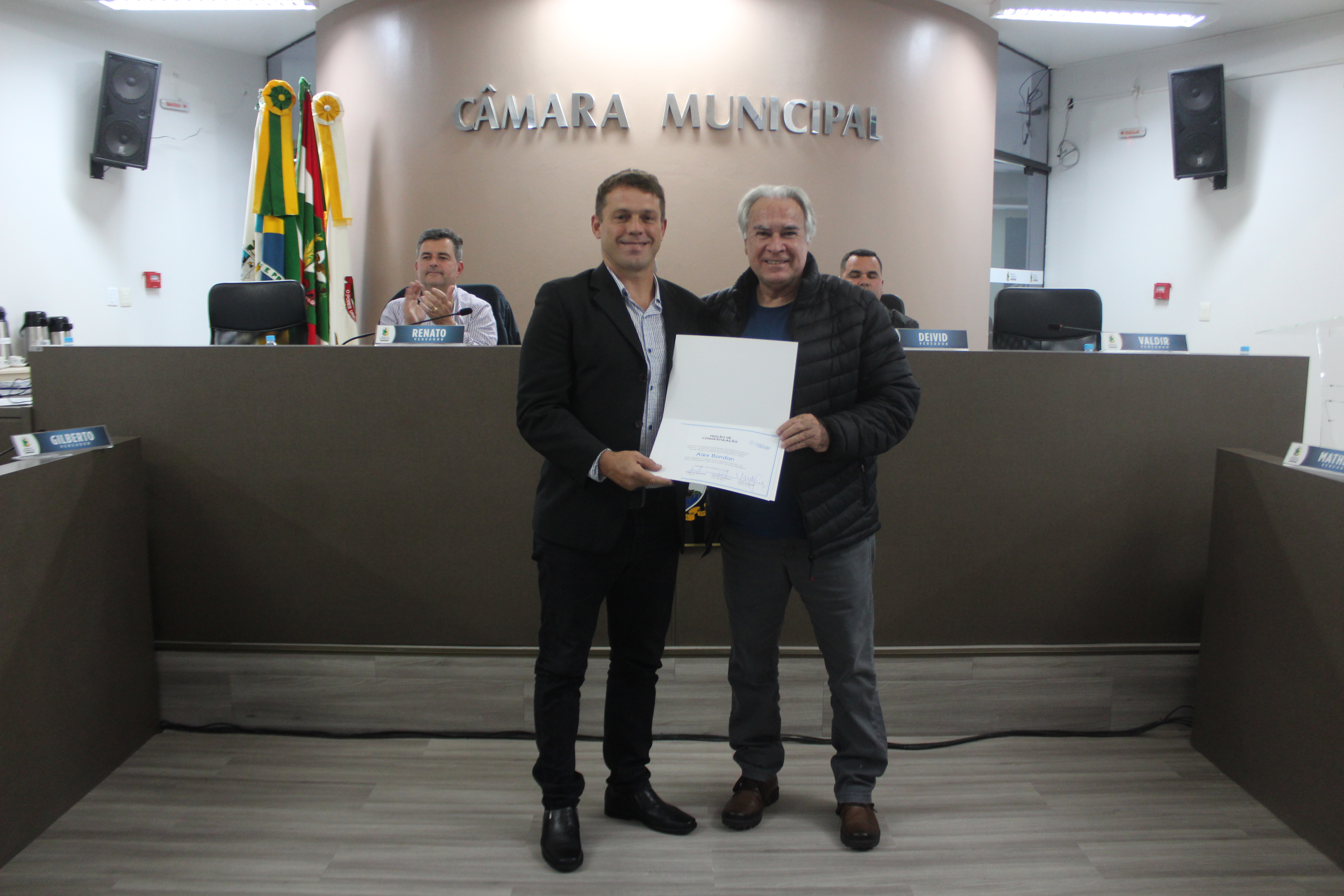 Jornalista e atleta Alex Bondan recebe Moção de Congratulação