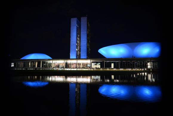 Monumentos são iluminados em apoio à campanha Novembro Azul para chamar a atenção dos homens sobre a importância da prevenção e do diagnóstico precoce do câncer de próstata Valter Campanato/Agência Brasil